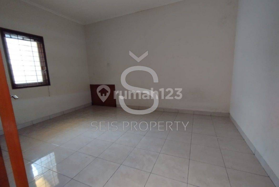 Spacious Two-Story House with 3 Bedrooms