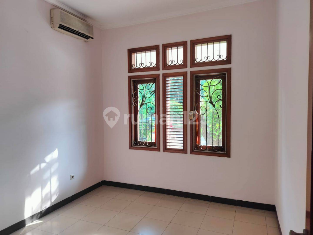 Spacious 5-Bedroom House with Modern Amenities