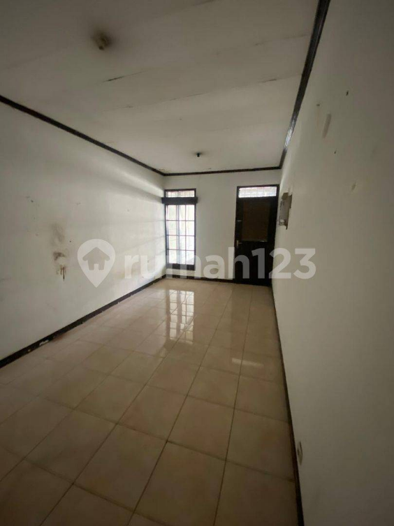 Spacious 3-Bedroom House with Garden in Turangga