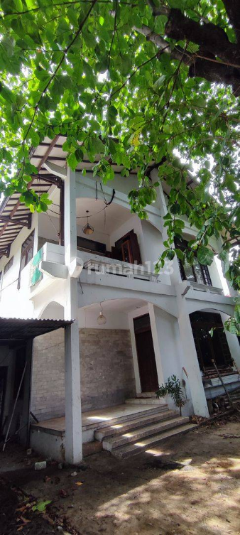 Large 8-Bedroom House with Garage in Bandung