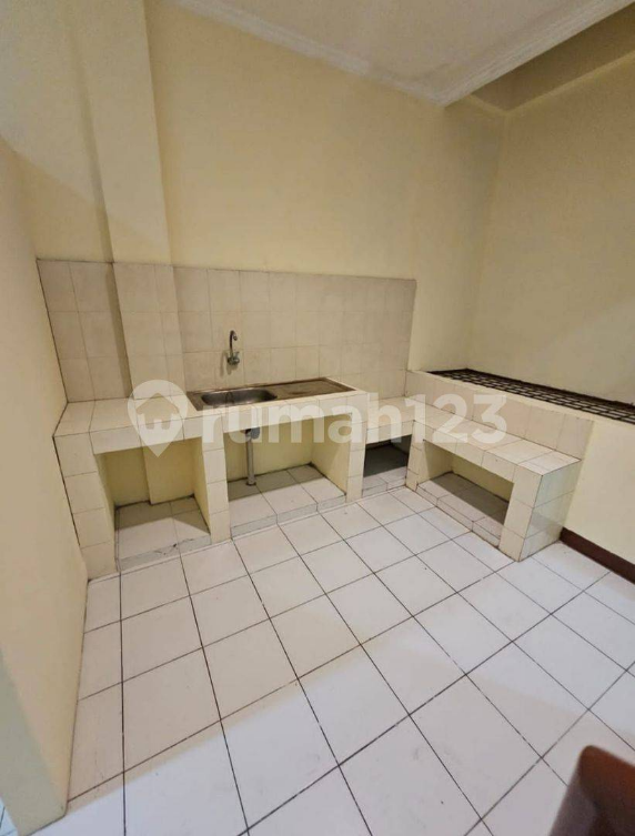 Renovated 3.5-Floor Commercial Building with Utilities