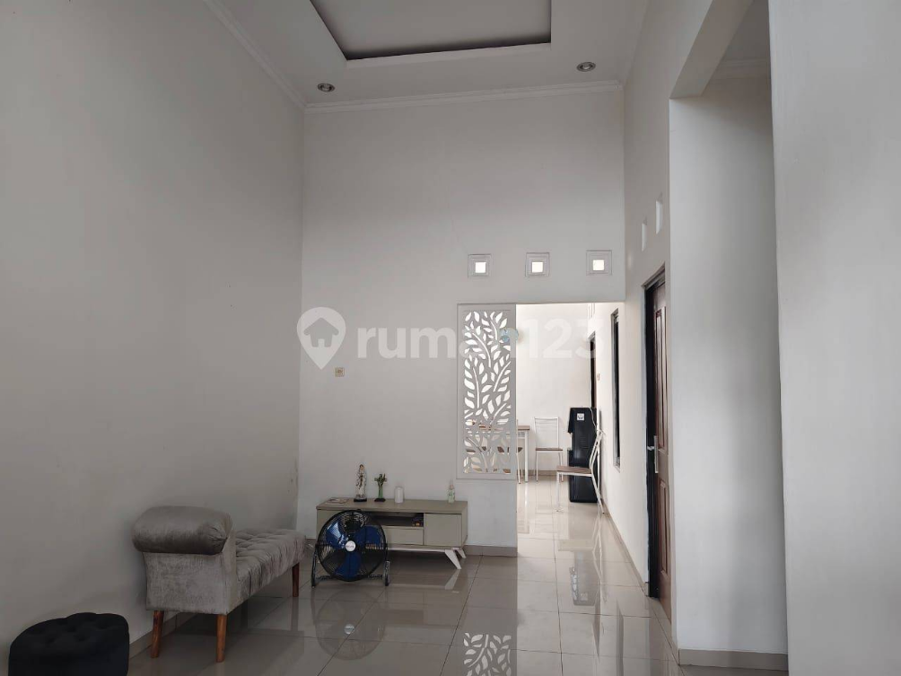 Modern 3-Bedroom Semi-Furnished House in Banyumanik