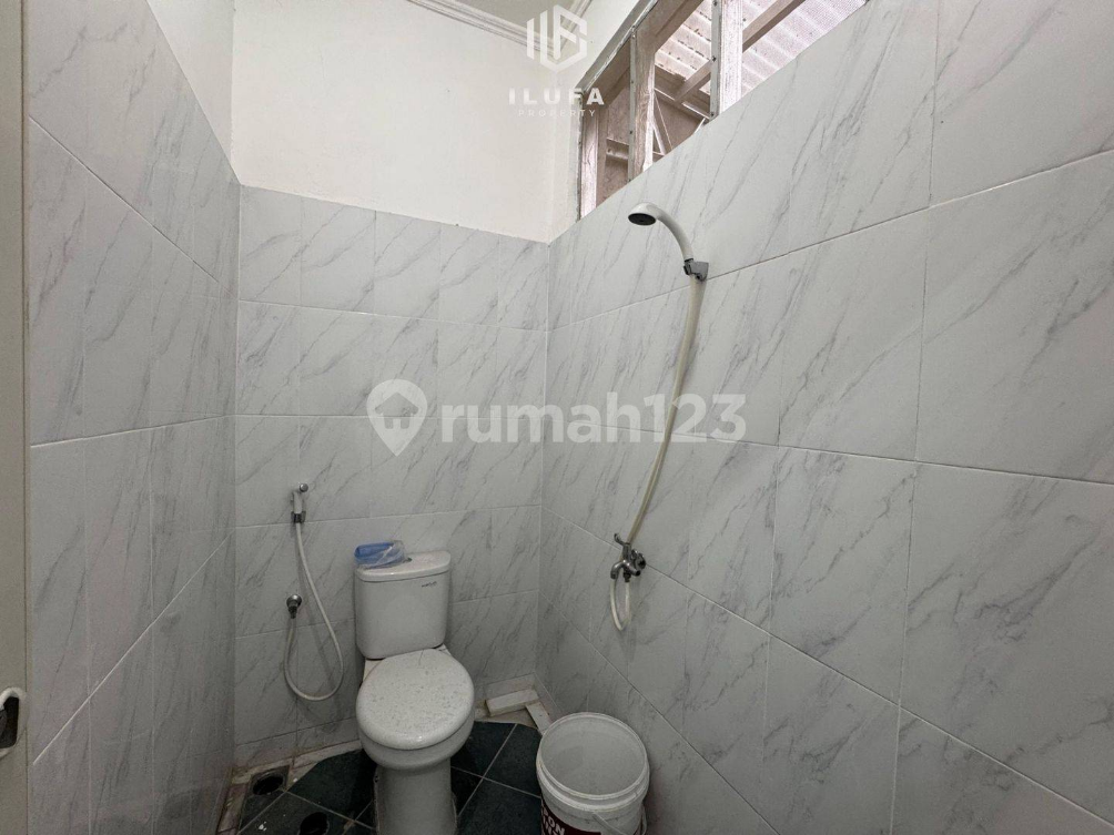 Strategic 3.5 Floor Commercial Building in Fatmawati