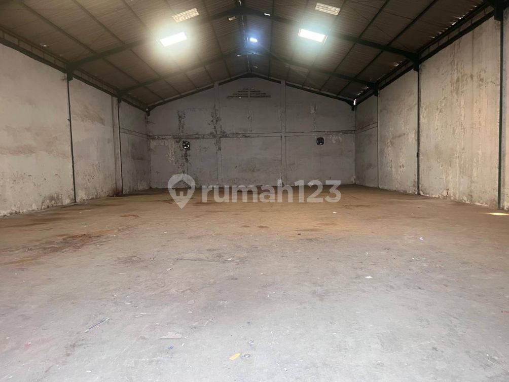 Spacious Warehouse with Container Access in Tangerang