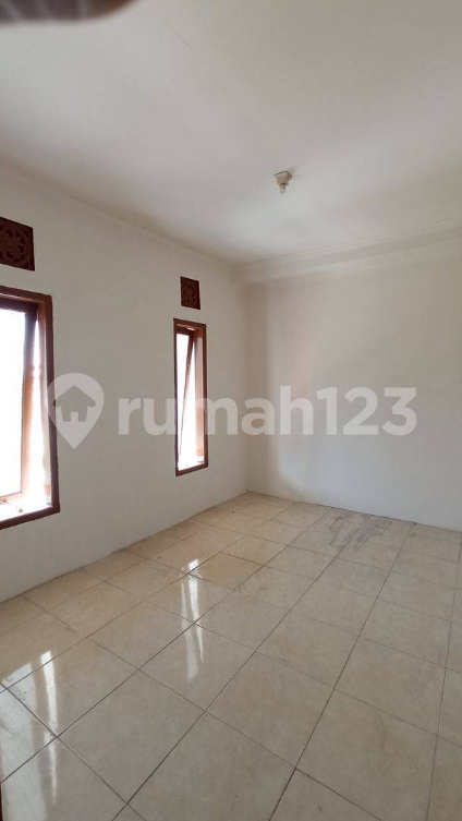 Spacious 4-Bedroom House with Garden in Cikutra