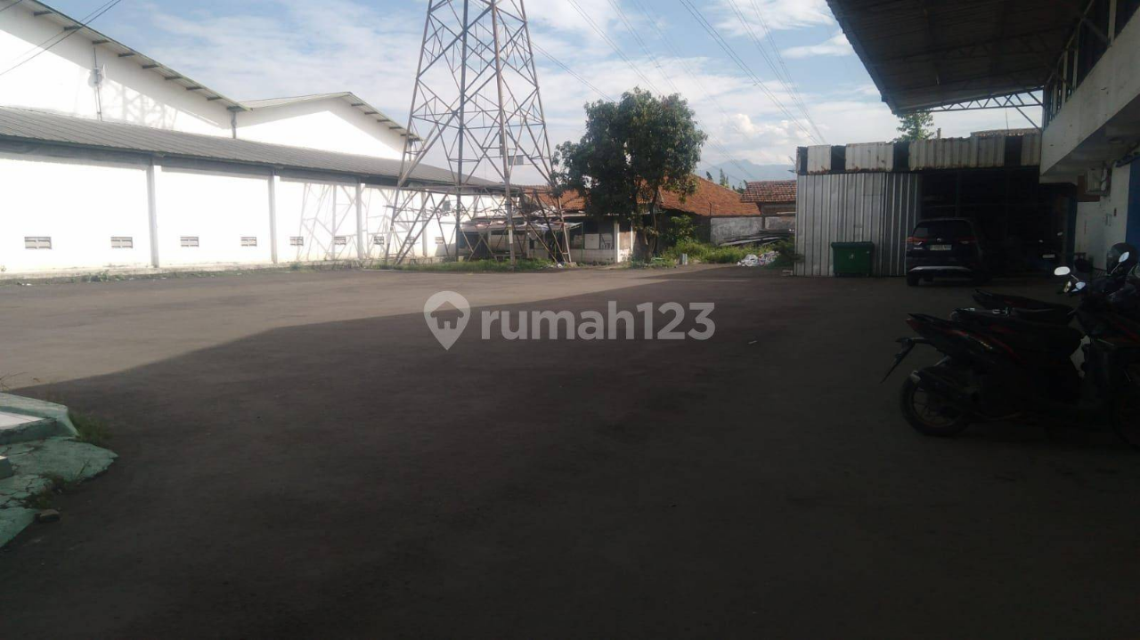 Large Warehouse with Ample Parking in Mengger