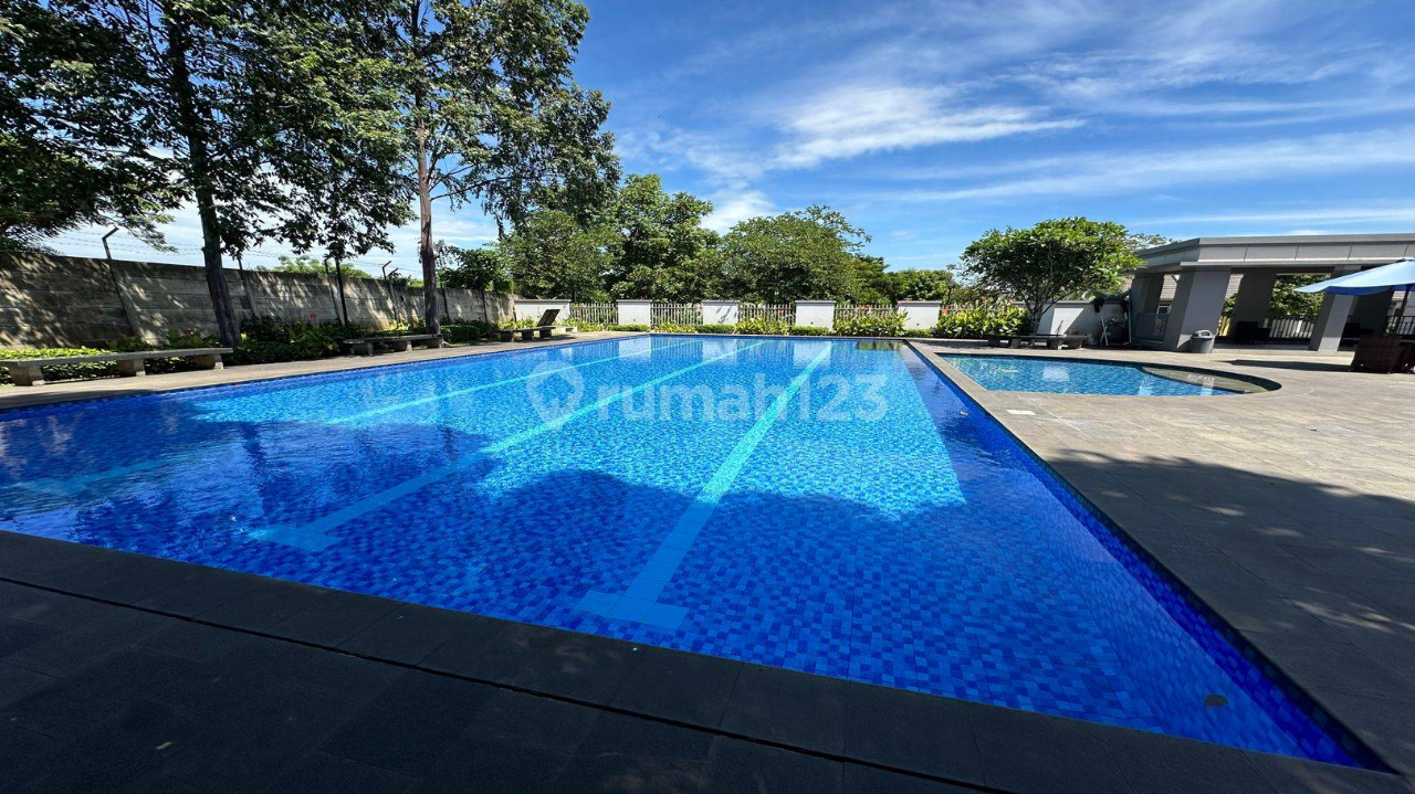 Modern Minimalist House with Pool Near Toll Exit
