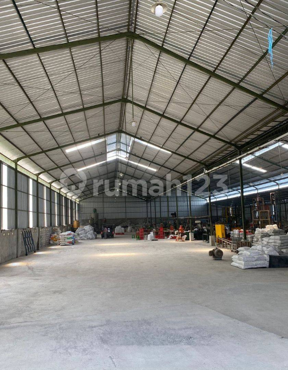 Large Industrial Warehouse with Strategic Location