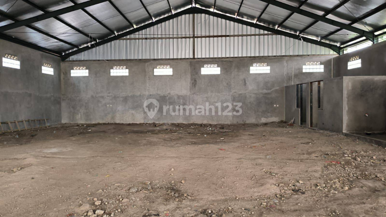 Large Industrial Space with Natural Lighting