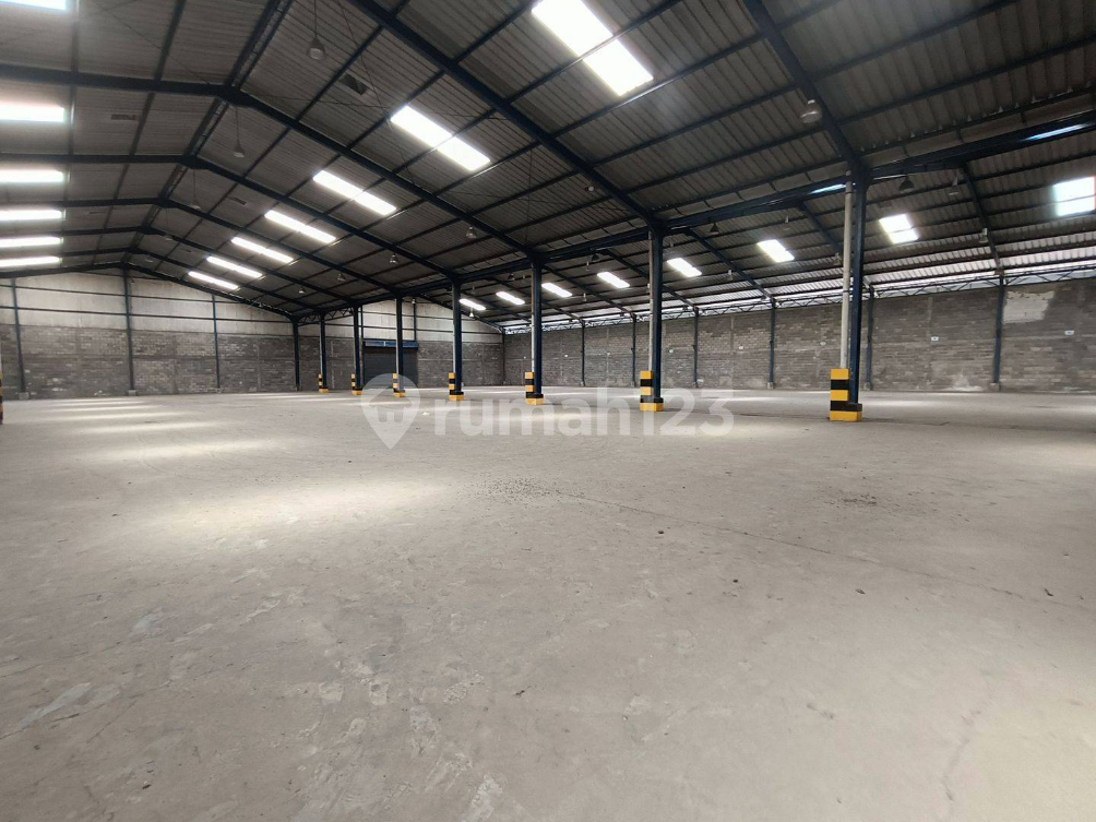 Large 2200m² Industrial Warehouse with Modern Lighting