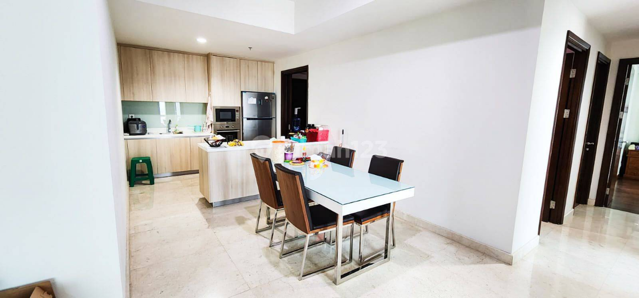 Luxurious 3-Bedroom Kensington Apartment with Pool View