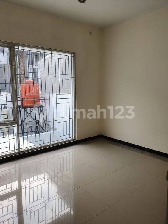 Spacious 3-Bedroom Townhouse with Canopy Parking