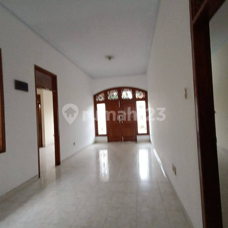 Large 5-Bedroom House with Parking in Rawamangun
