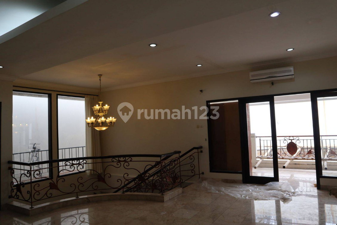 Luxurious 5-Bedroom Villa with Pool Near Mall