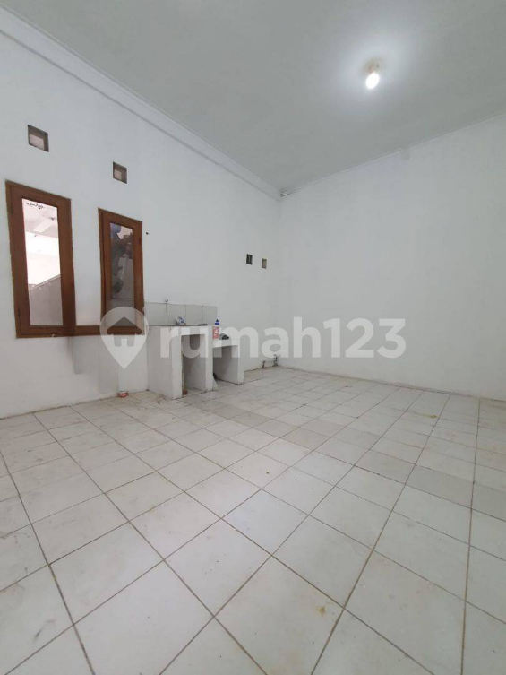 Spacious Two-Story Commercial Building with 160m² Area