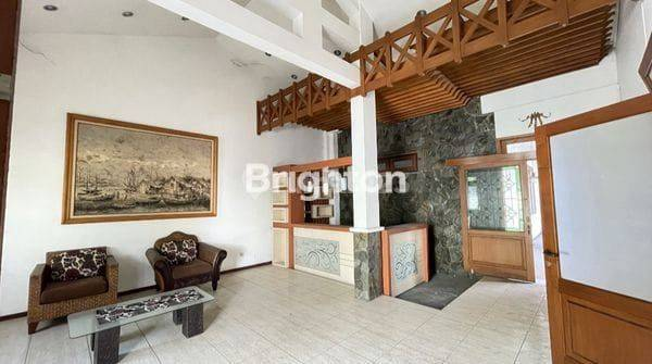 Spacious 4-Bedroom House Near Jemursari with Garden