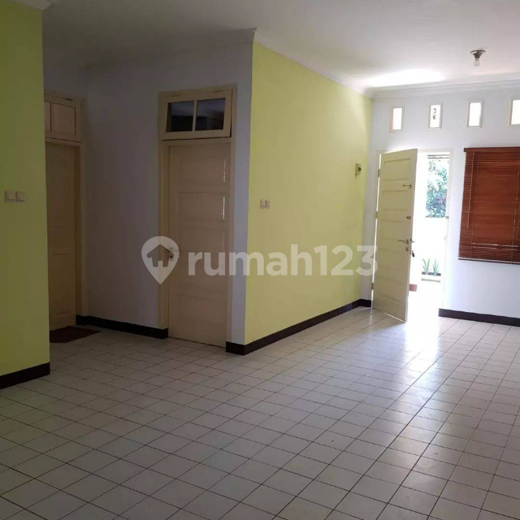 Strategic Location Townhouse Near Supermarket