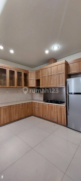Spacious Modern Villa with Garden and Pool