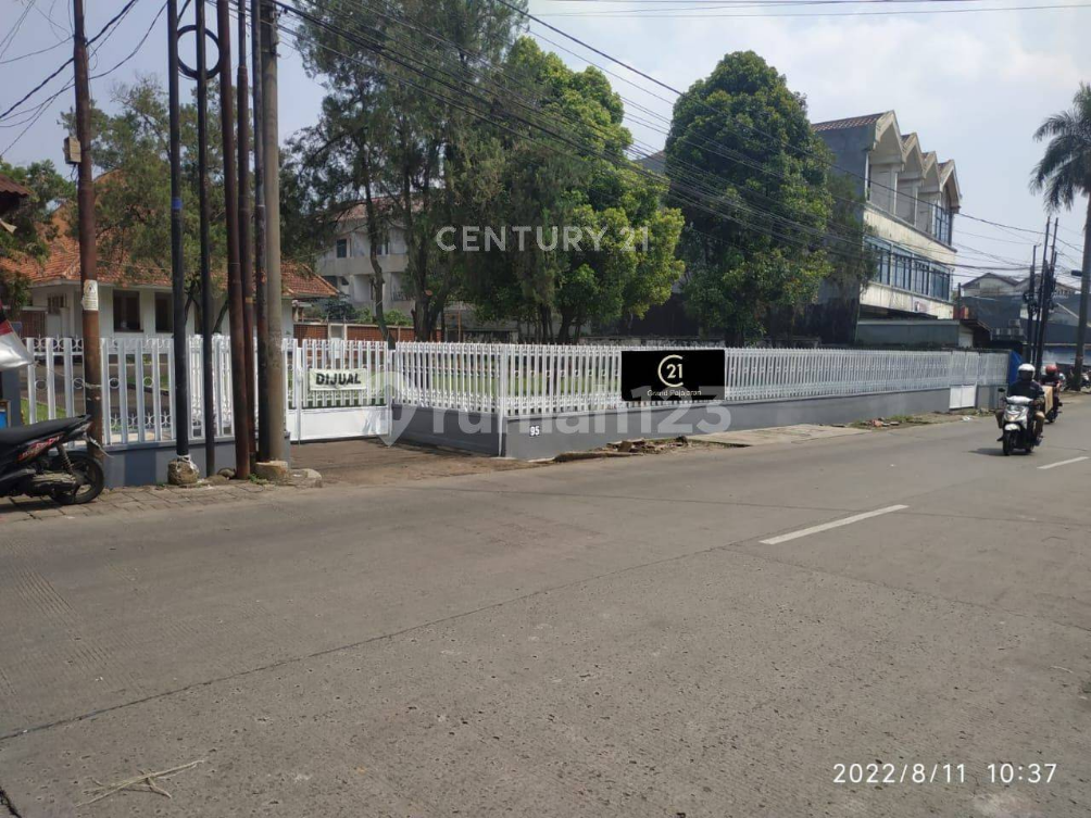 Spacious Classic House Near Bogor Station