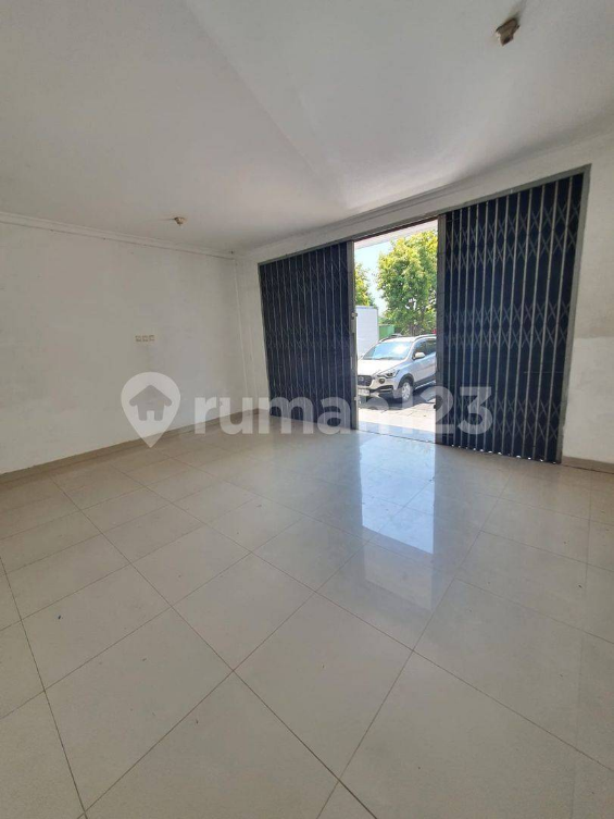 Modern 90m² Three-Story Townhouse with Balcony