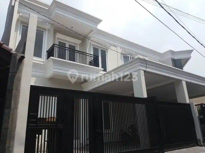 Modern 3-Story House Near Pondok Indah