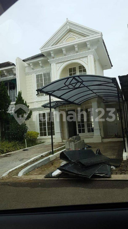Spacious Family House with Garden in Golf Estate