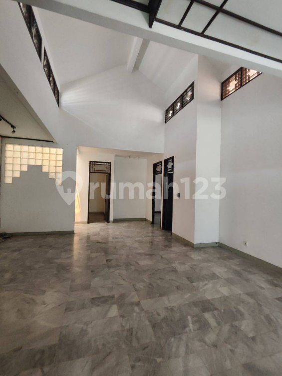 Spacious House with Modern Layout in Quiet Area