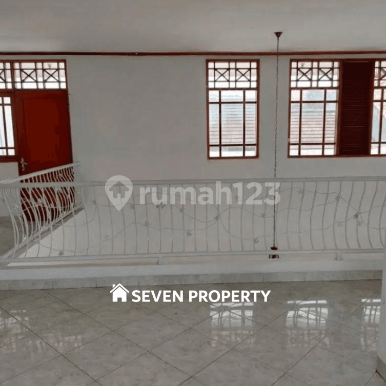 Spacious Townhouse Near Cibubur Toll Access