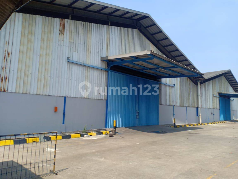 Large Industrial Warehouse with Container Access