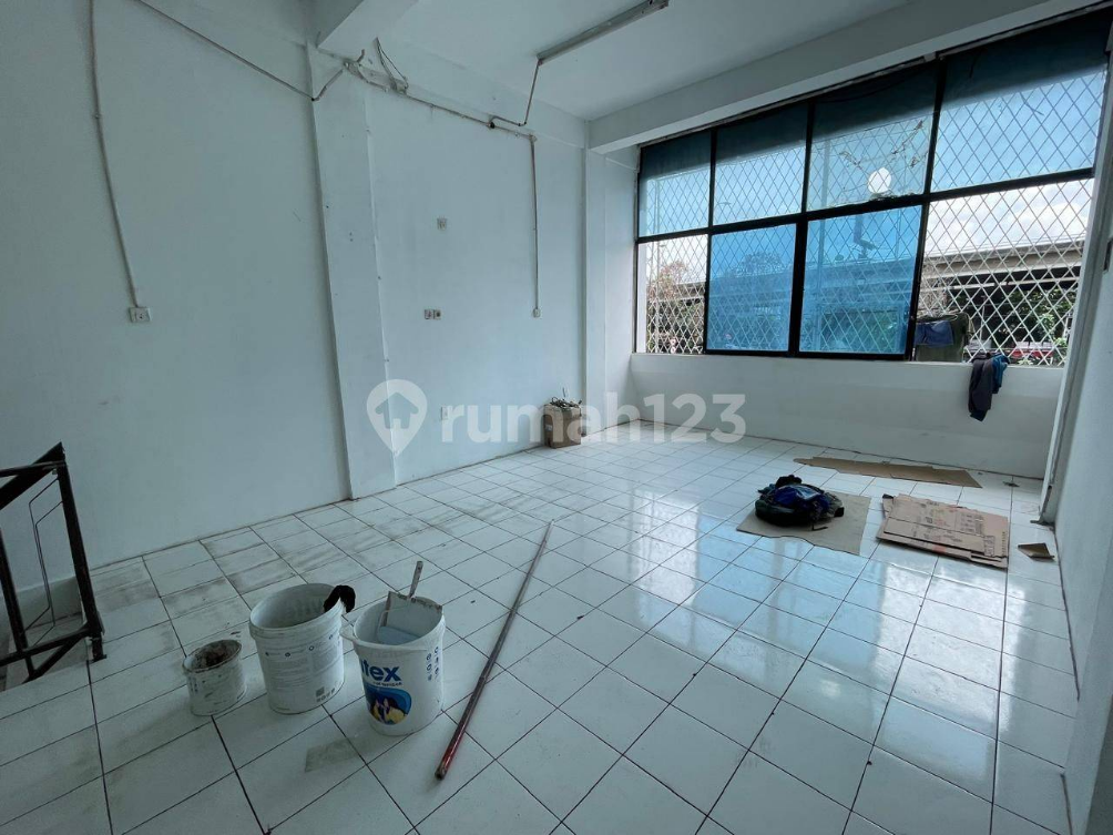 Large 3.5-Floor Commercial Shophouse in Jelambar