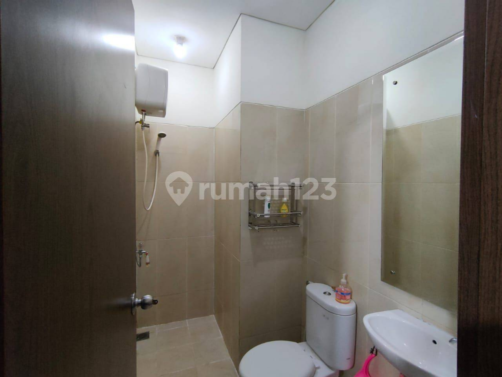 Modern Apartment Near Ancol with Pool and Gym