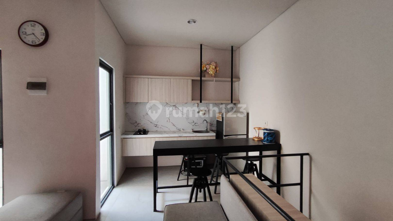 Modern Furnished Townhouse with Studio Space