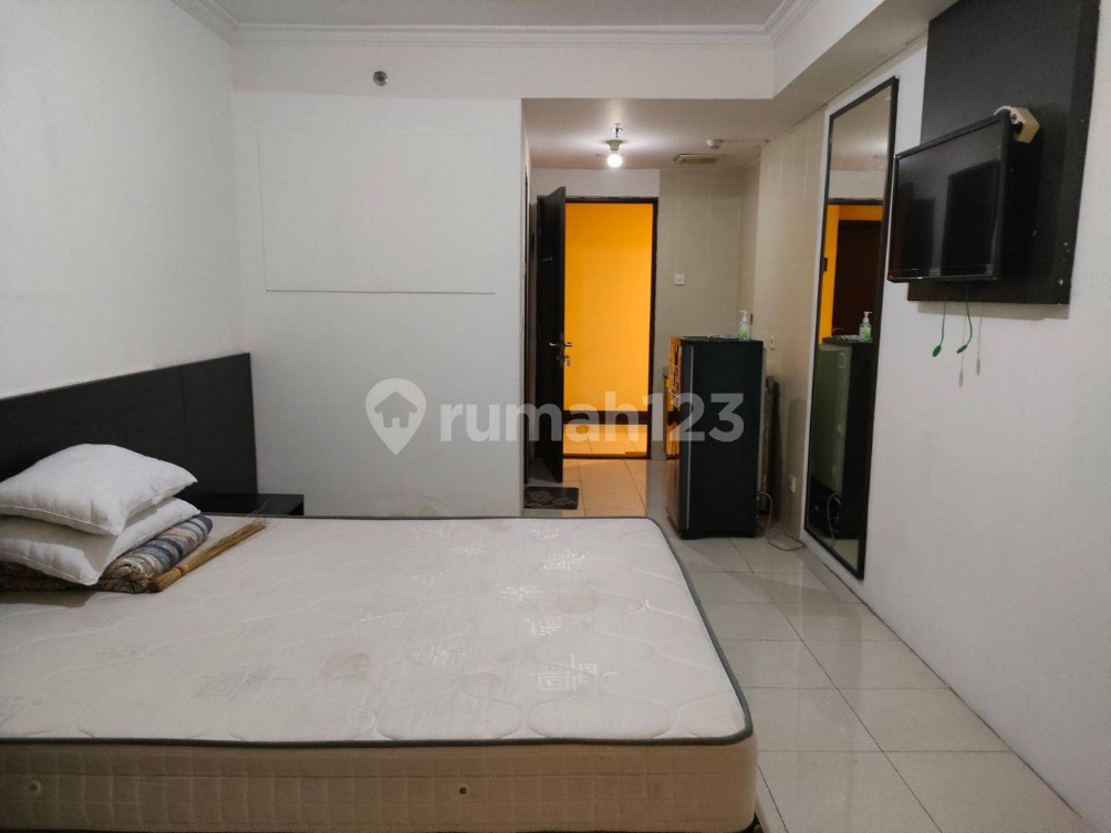 Modern Studio Apartment Near Cikokol Toll Exit