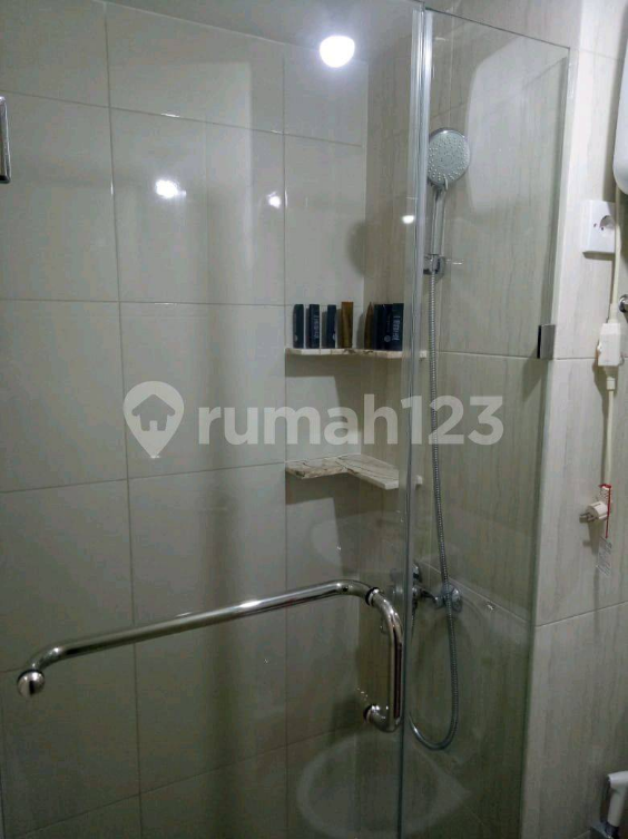 Modern 1BR Apartment Near Tanglin Pakuwon Mall