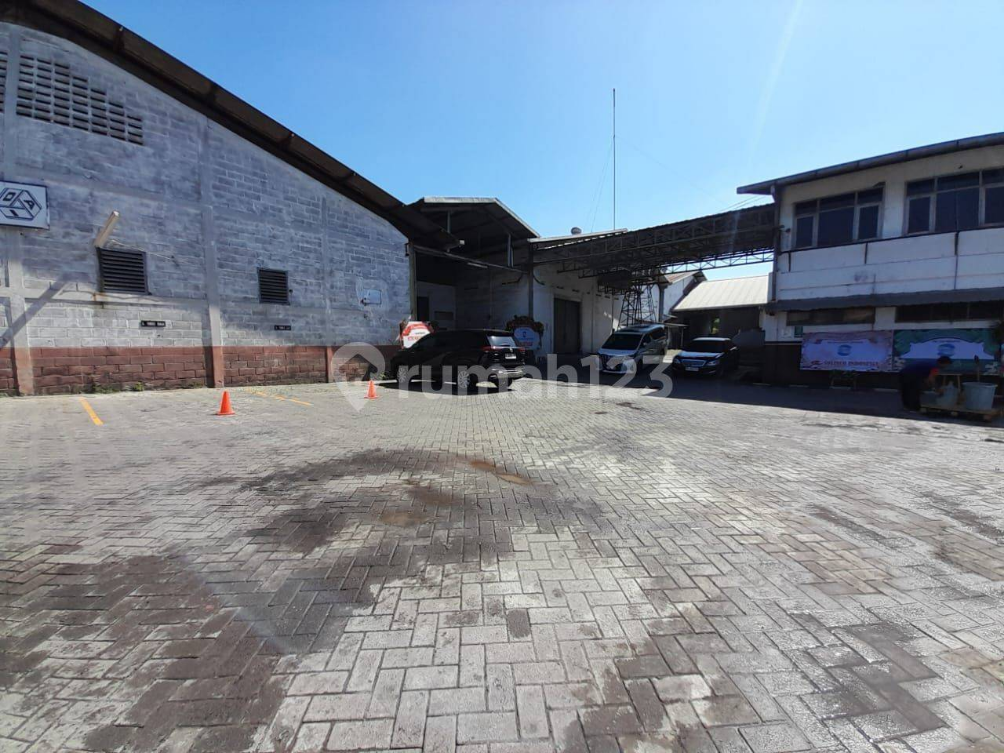Large Industrial Warehouse with Loading Dock Access