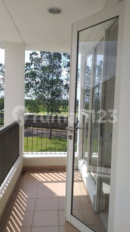 Modern 2-Story Corner House with Large Backyard