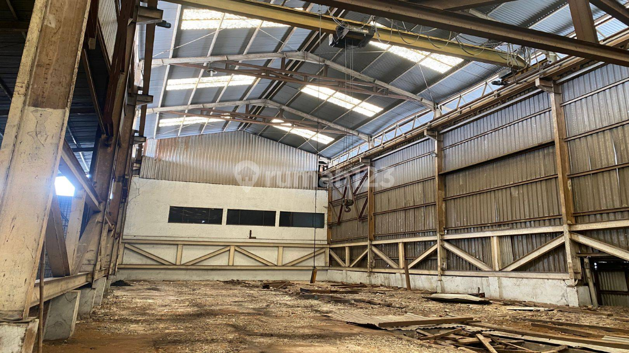 Strategic Location Warehouse Building with Parking