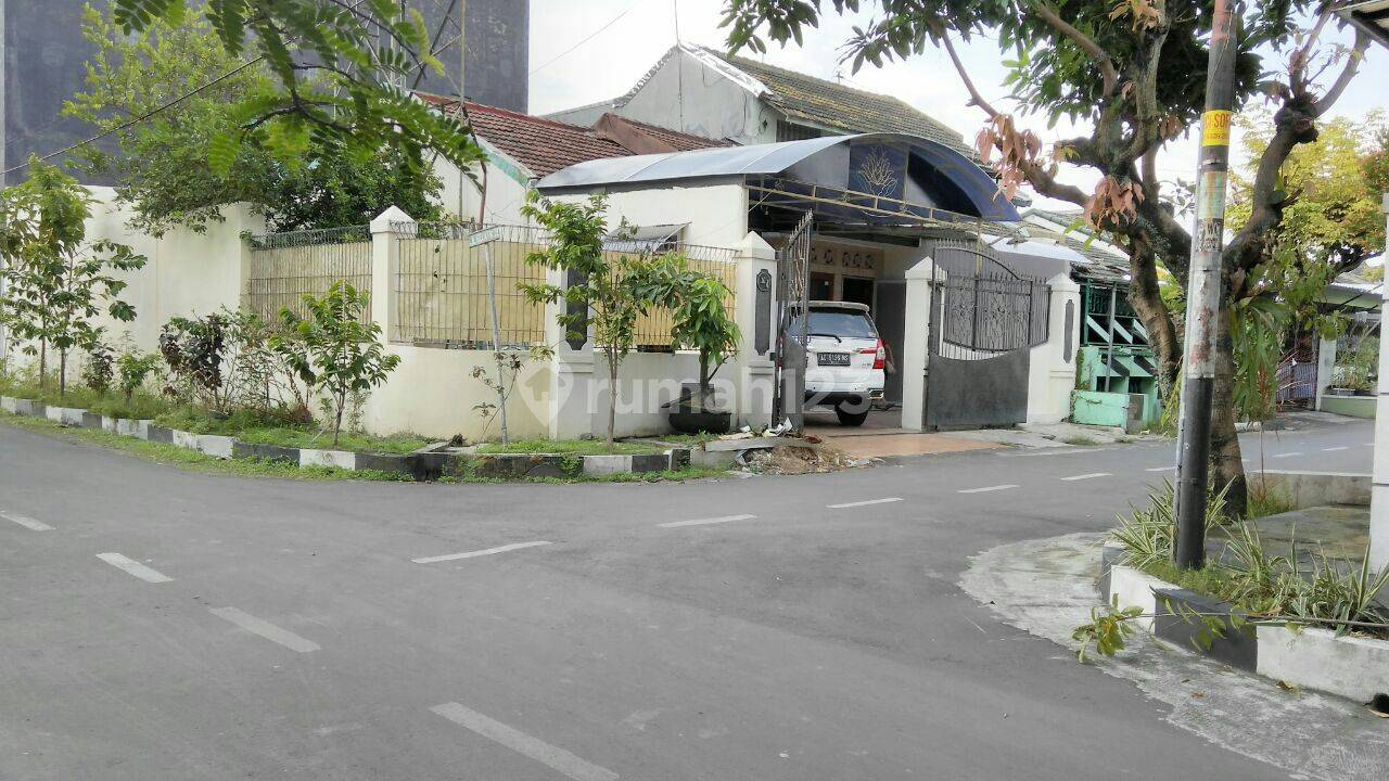 Spacious 4-Bedroom House with Carport in Solo