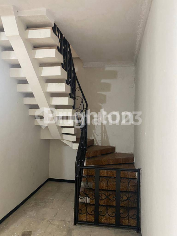 Spacious House Near Market with Fish Pond