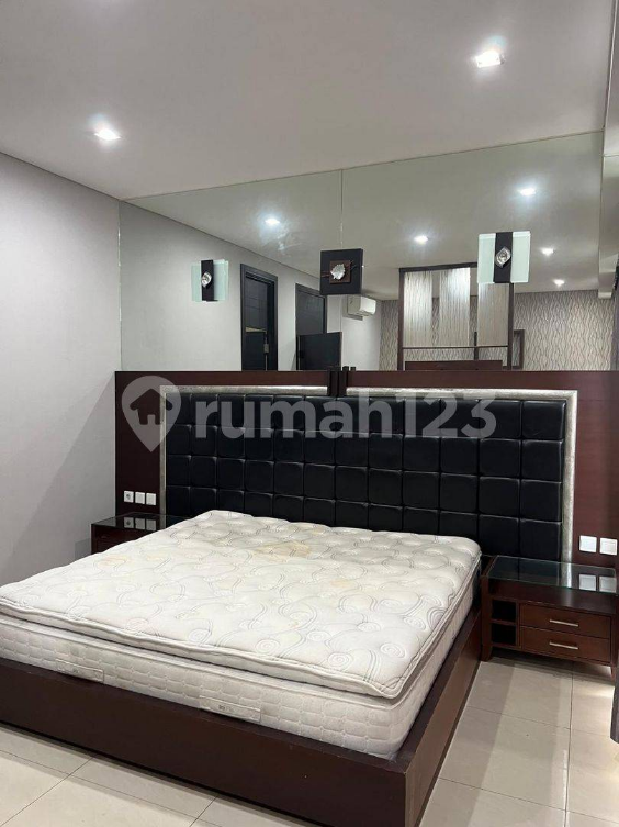 Luxurious 6-Bedroom Furnished House in The Kew