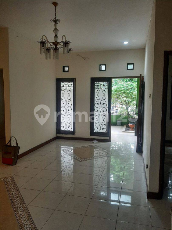 Spacious 4-Bedroom House with Modern Kitchen