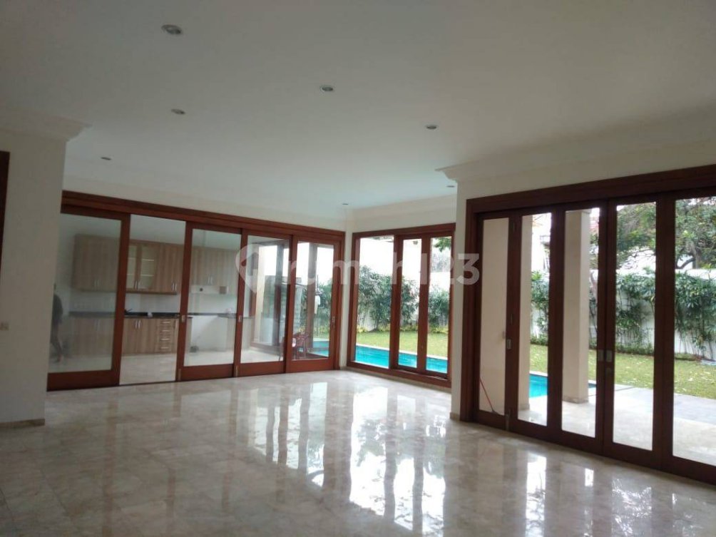 Luxurious 6-Bedroom House with Pool in Cipete