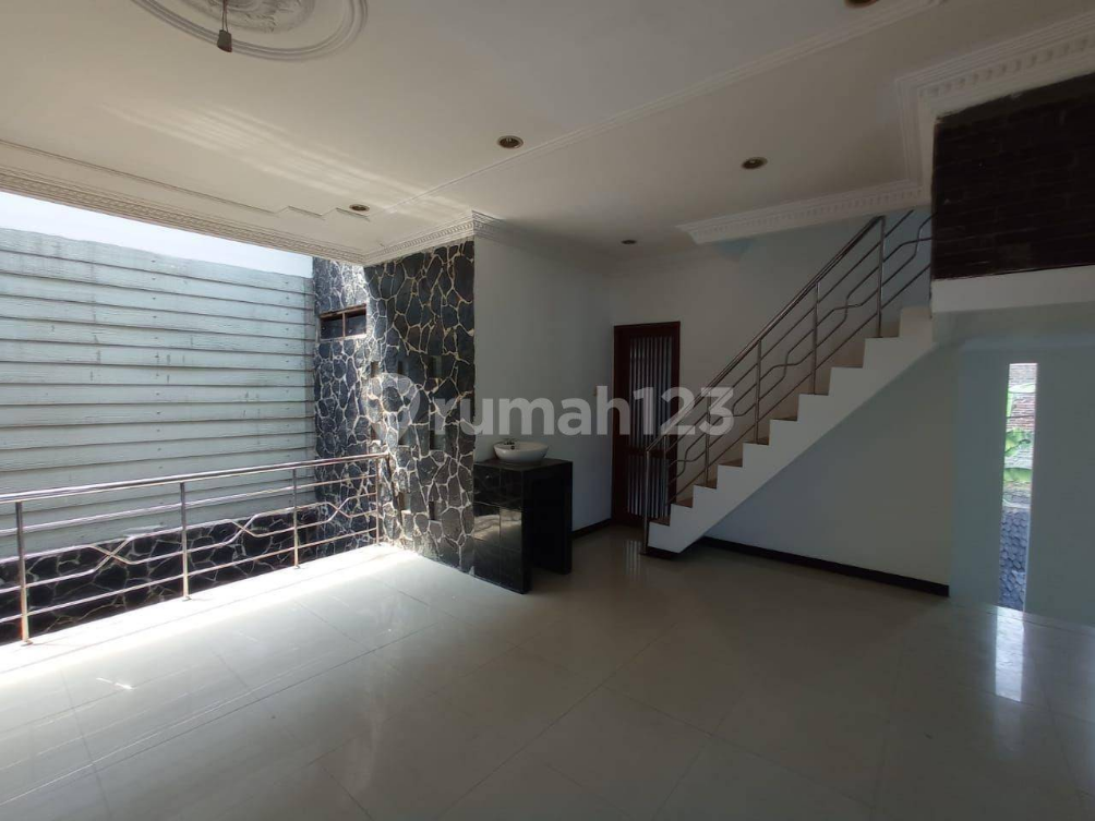 Spacious Semi-Furnished House with Garden