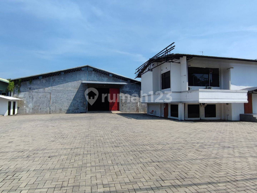 Spacious Warehouse with Strategic Location Near Airport