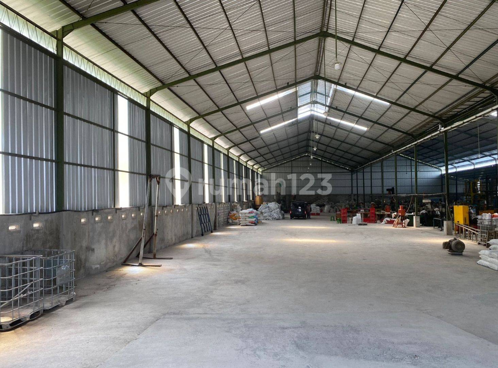 Large Industrial Warehouse with Strategic Location
