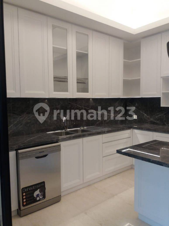 Spacious 4-Bed Luxury Apartment Near Kemang