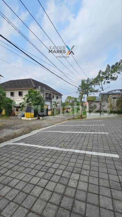 Commercial Building for Restaurant with Large Parking