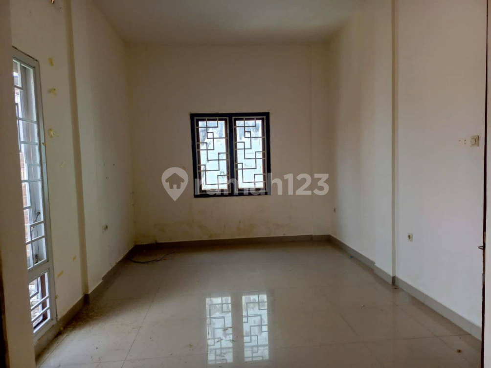 Modern Townhouse Near Mall with Security