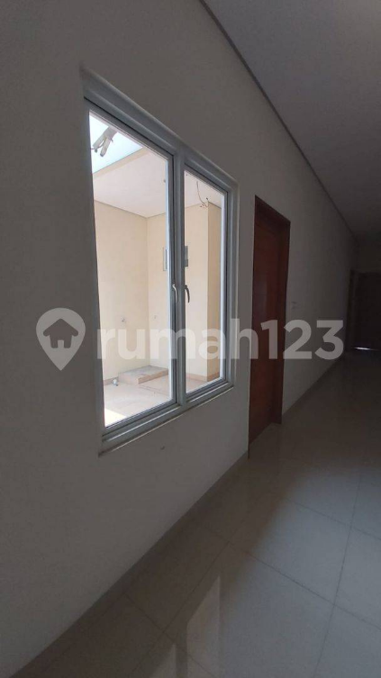 Large 3-Story House with 6 Bedrooms in Muara Karang