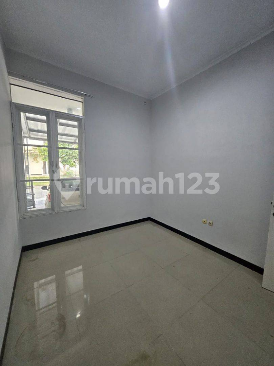 Minimalist 2-Bedroom House with Carport in Taman Kopo